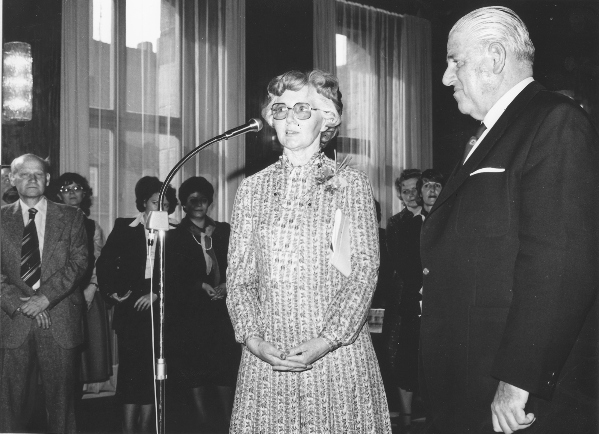 Marianne Englert 1980 in Nürnberg (mit Oberbürgermeister Urschlechter)