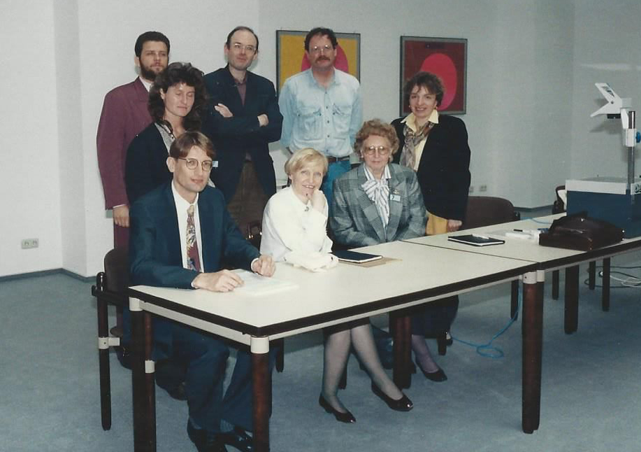 Marianne Englert 1990 in Wiesbaden (vorne rechts bei einer Gruppenaufnahme)