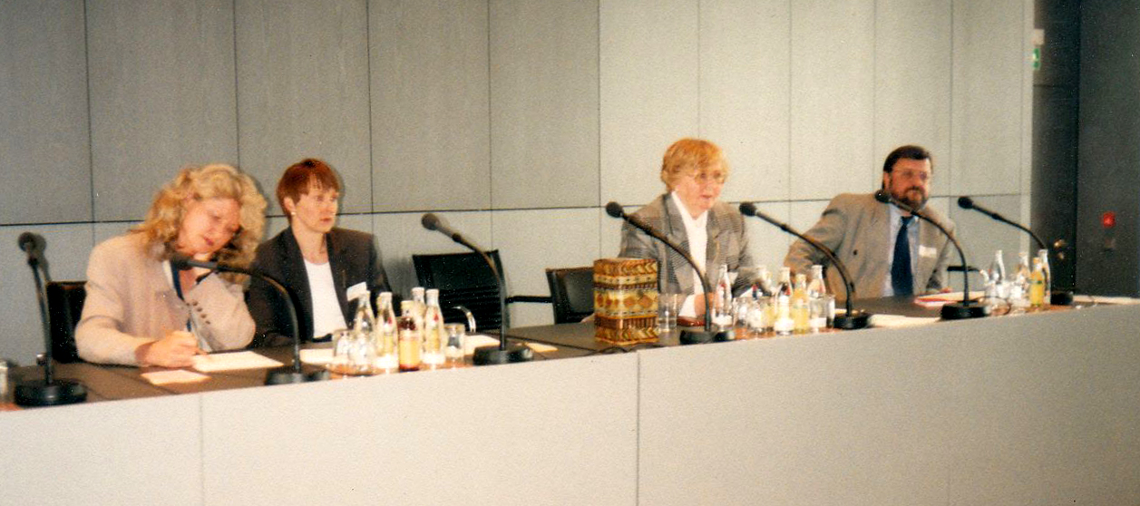 Marianne Englert als Wahlleiterin 1997 in Berlin