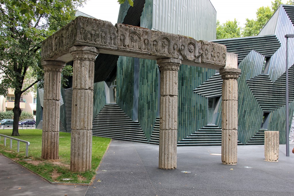 Fragmente der Säulenhalle der alten Synagoge schaffen die Verbindung zum beeindruckenden Neubau von Manuel Herz. (© Heidi Schade)