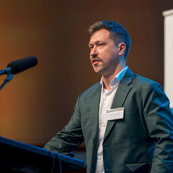 Die Nutzung von LLMs zur automatisierten Metadatenerschliessung in audiovisuellen Archiven